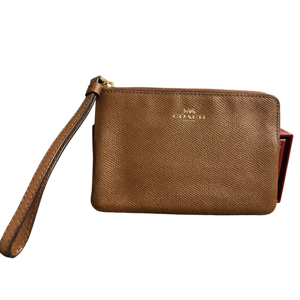 Coach Corner Zip Wristlet in Crossgrain Leather – Saddle/Gold
